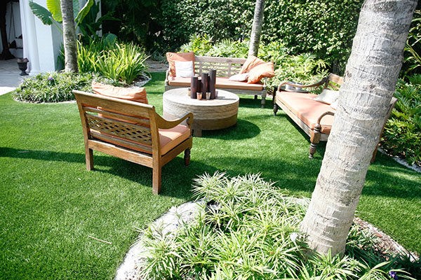 easygrass maintaining artificial grass and synthetic turf backyard in miami home