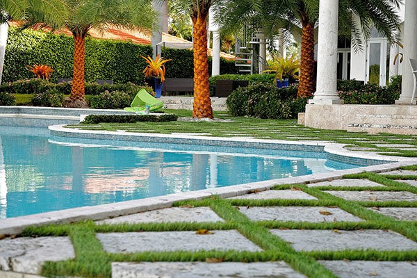 gardening and lawn artificial grass and synthetic grass installed in backyard by easygrass miami